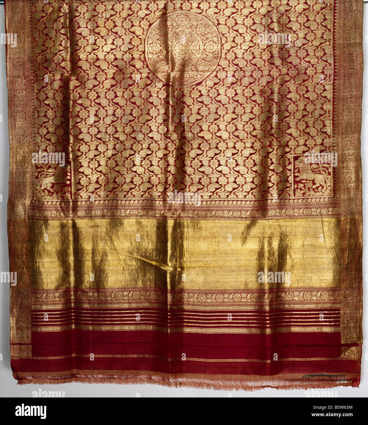 Brocade saree silk with gold weave. Surat. 19th c. National Museum of New Delhi India 56.41/5 314 x 132 cm Stock Photo