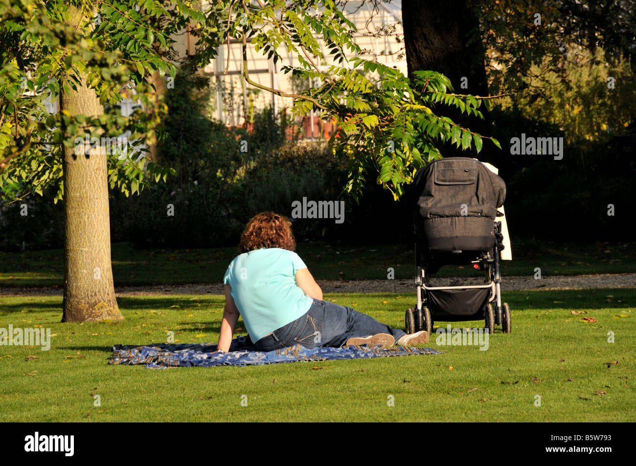 Mother and child resting in Oxford University Botanic Gardens Stock Photo