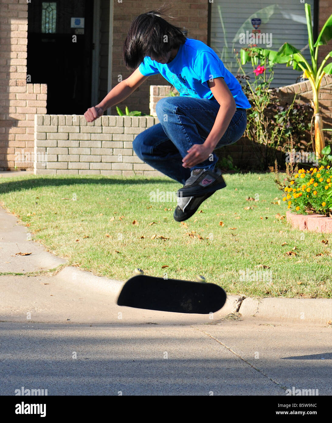 Young boy skateboarding hi-res stock photography and images - Alamy