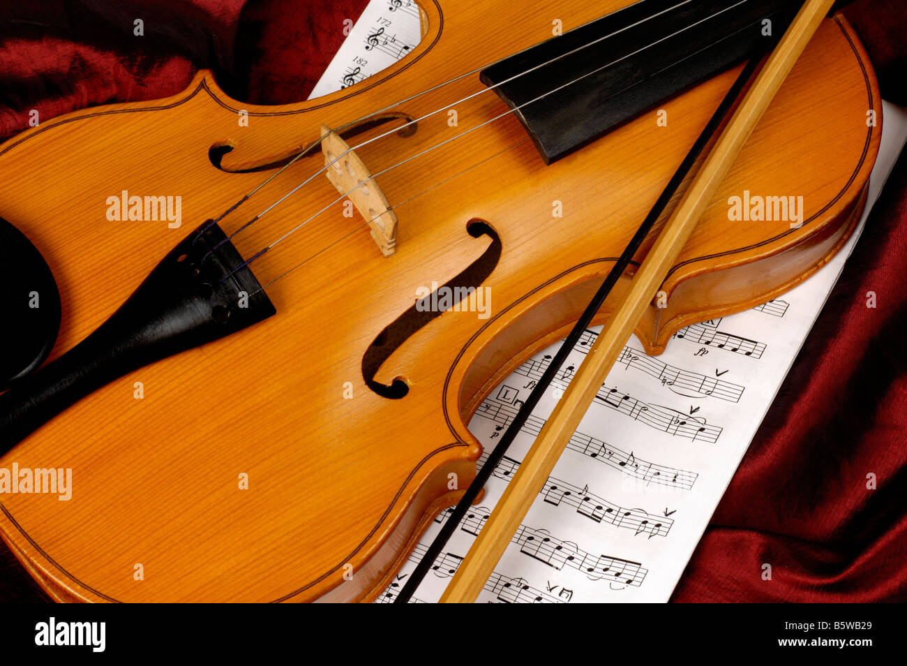 Violin on sheet music Stock Photo - Alamy