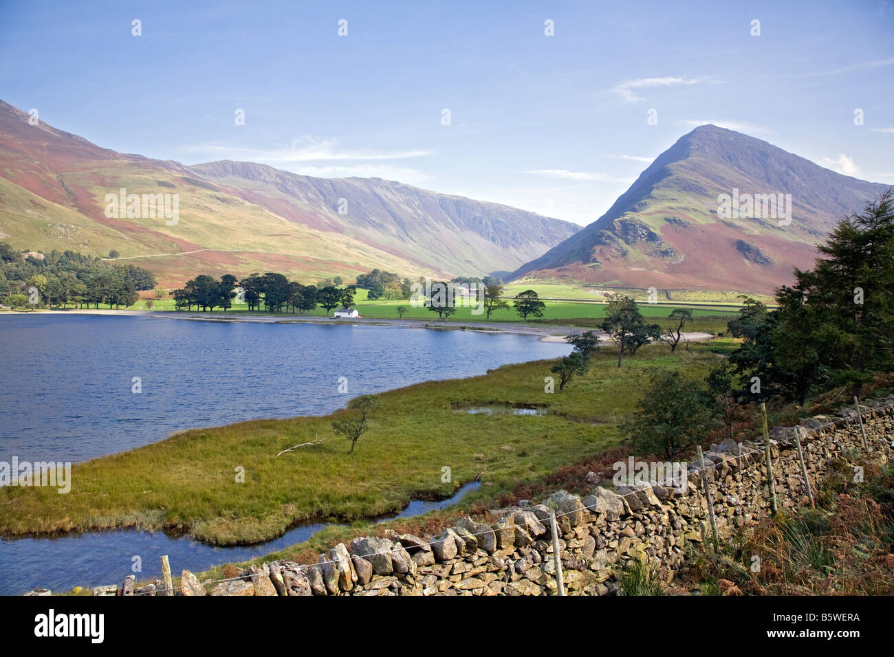 Looking back from Buttermere Lakes Western Shore to Fleetwith Pike Stock Photo