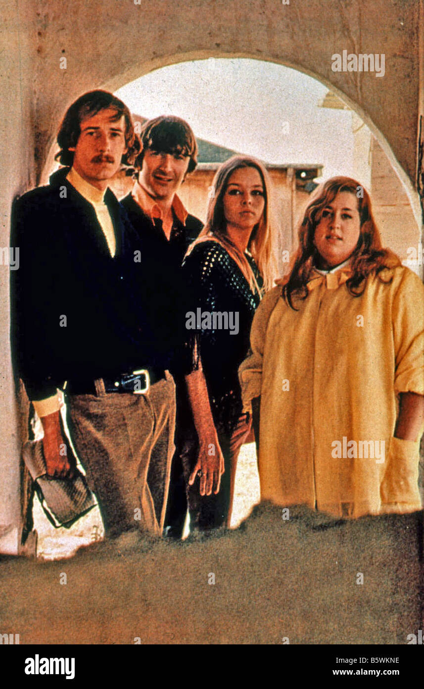 MAMAS AND THE PAPAS US pop group with Mama Cass at right Stock Photo - Alamy