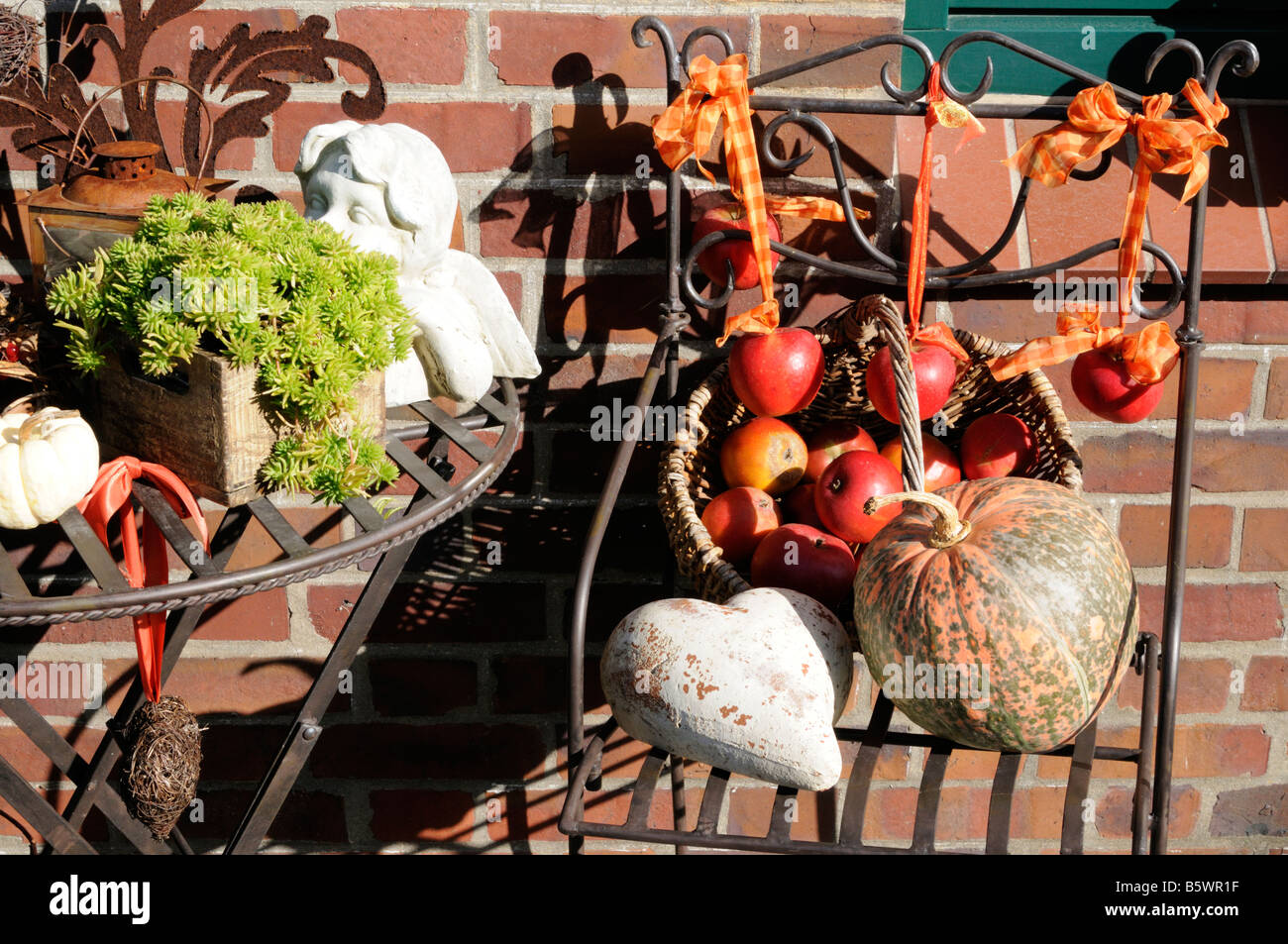 Herbstdekoration mit Äpfeln Kürbis Tonware und Schleifen Autumn decoration with apples pumpkin pottery and ribbons Stock Photo