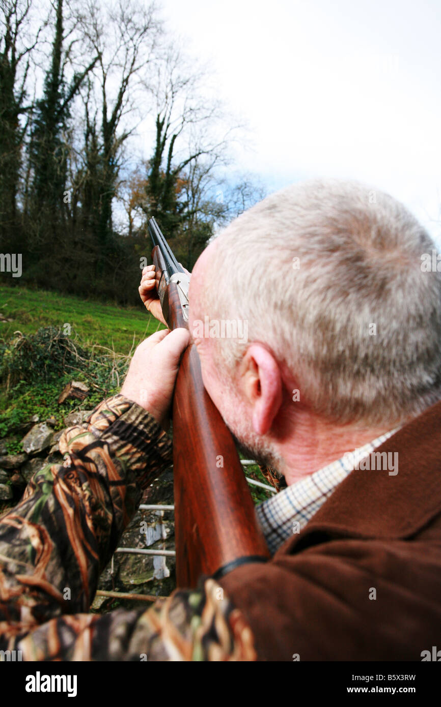 Shooting stance hires stock photography and images Alamy