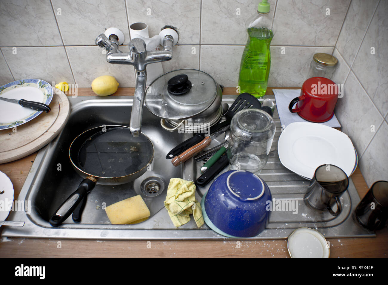 Cluttered kitchen pots pans hi-res stock photography and images - Alamy