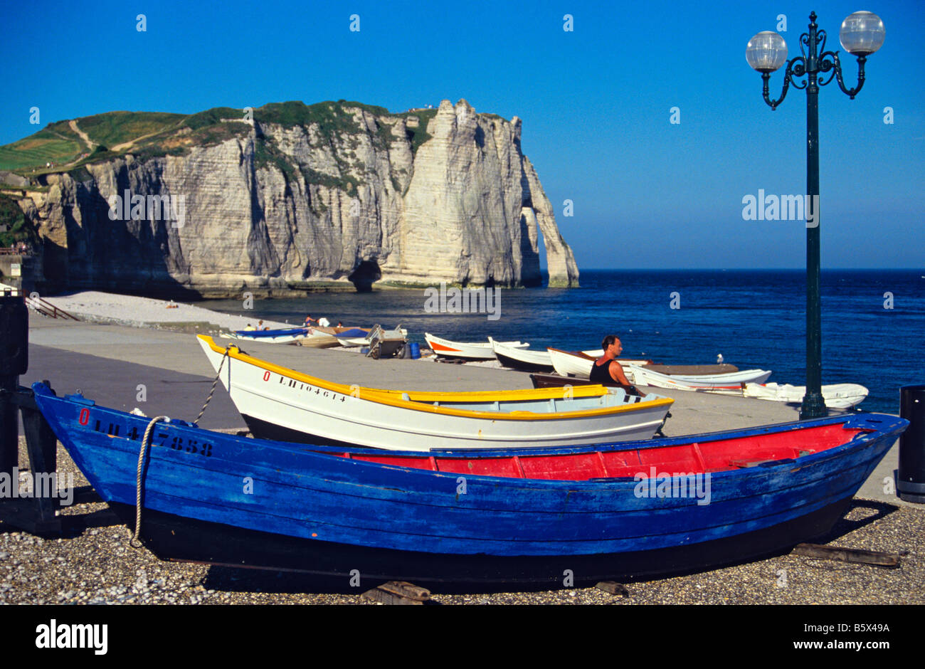 Boats on beach etretat normandy hi-res stock photography and images - Alamy