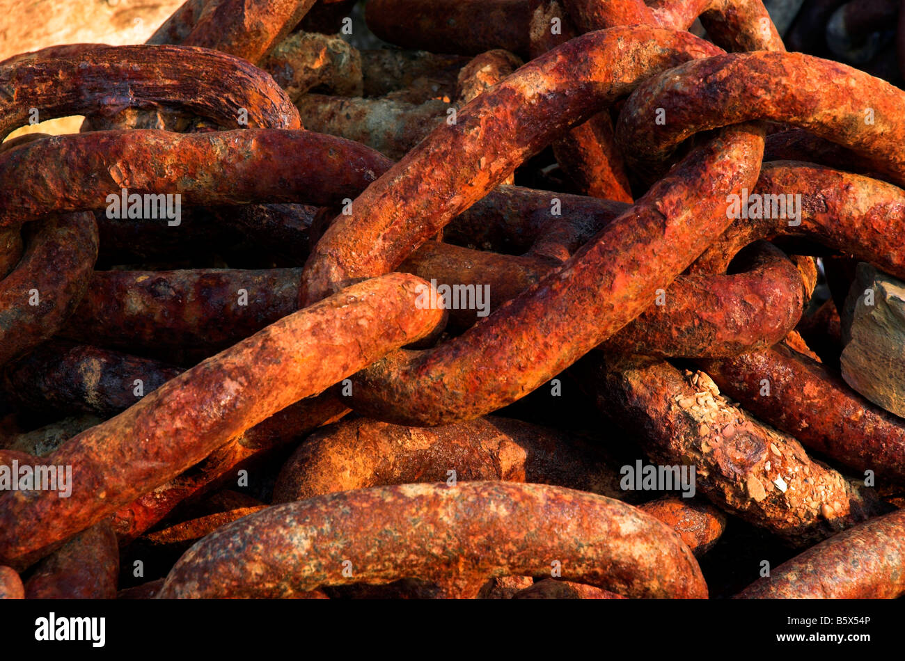 https://c8.alamy.com/comp/B5X54P/detail-of-a-rusty-chain-B5X54P.jpg