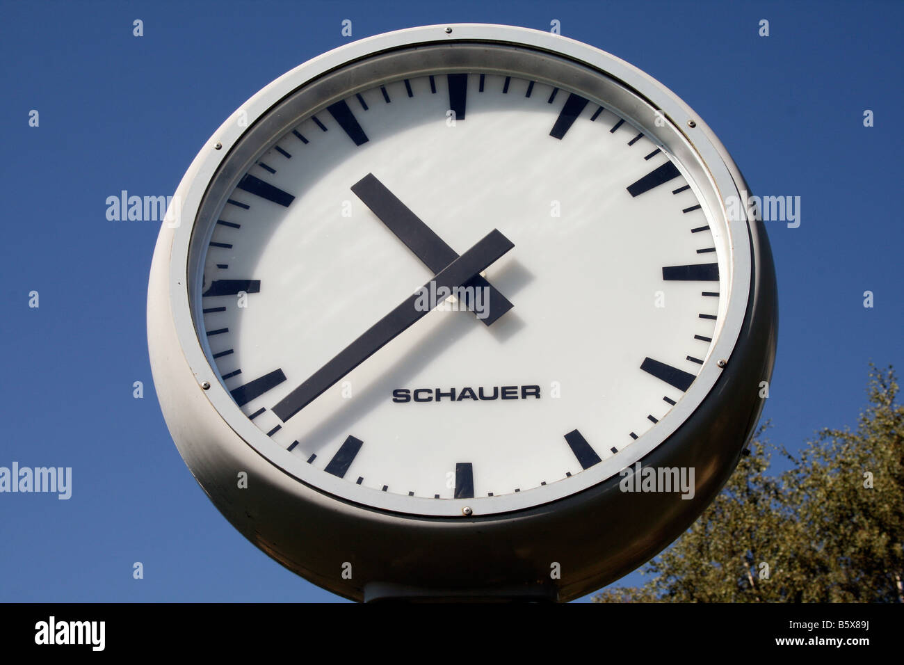 Outdoor clock hi-res stock photography and images - Alamy
