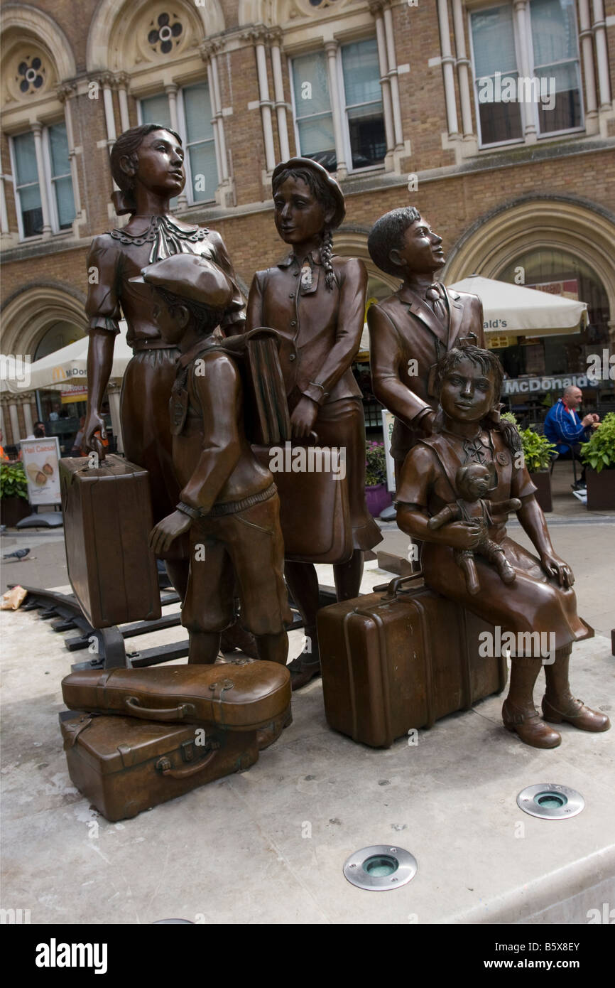 London Liverpool Street railway station “Hope Square” sculpture by Frank Meisler commemorating “Children of the Kindertransport” Stock Photo