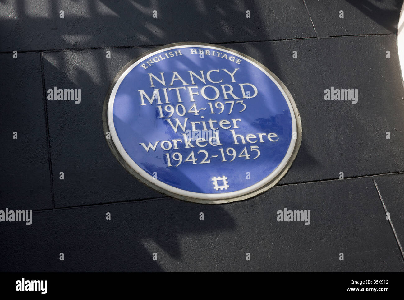 Nancy Mitford English Heritage Blue Plaque, Curzon Street, Mayfair London GB UK Stock Photo