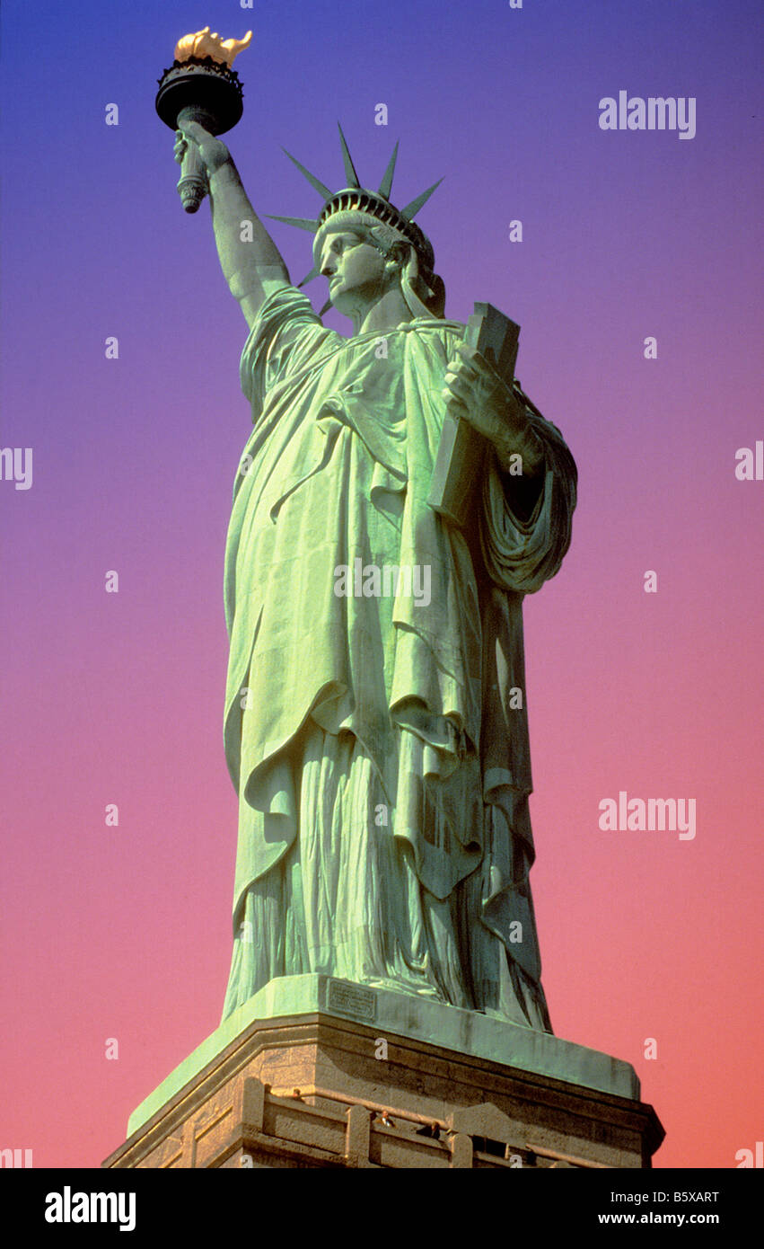 Statue of liberty on liberty island in lower manhattan hires stock