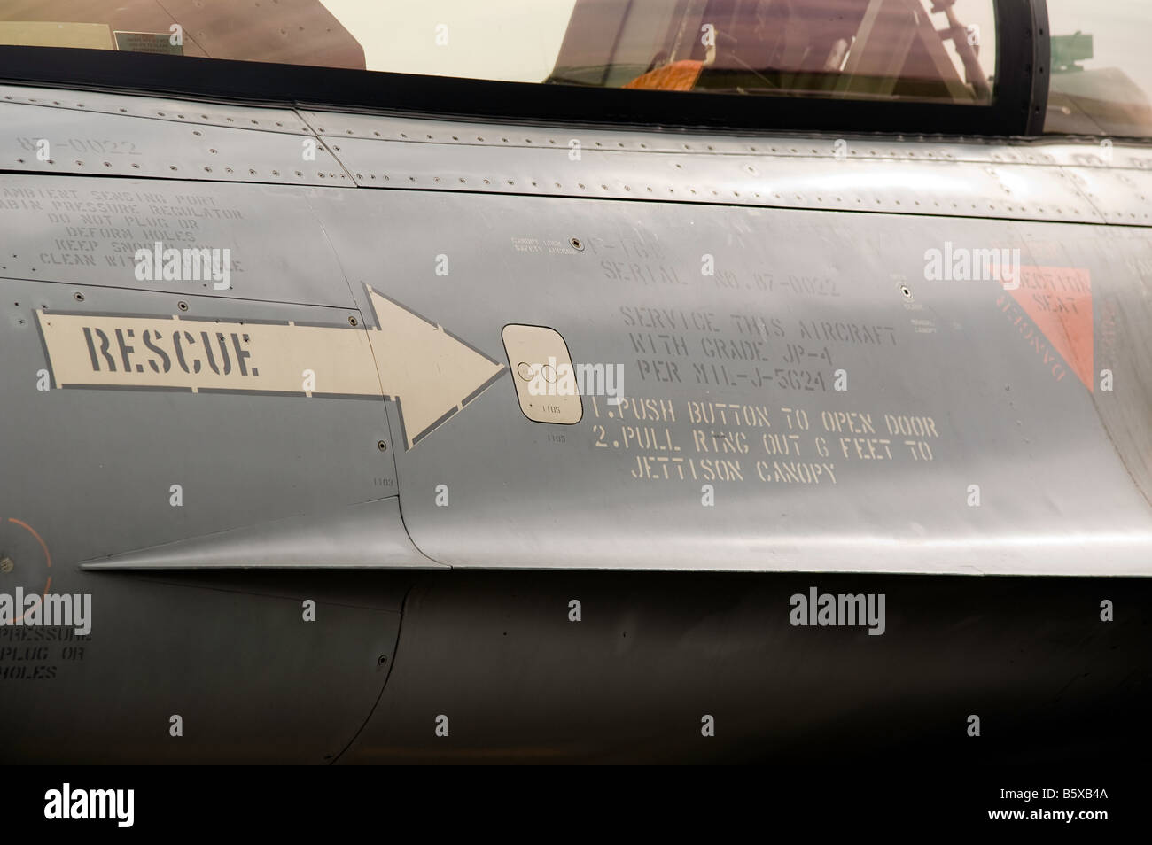 F16 fighter jet cockpit hi-res stock photography and images - Alamy