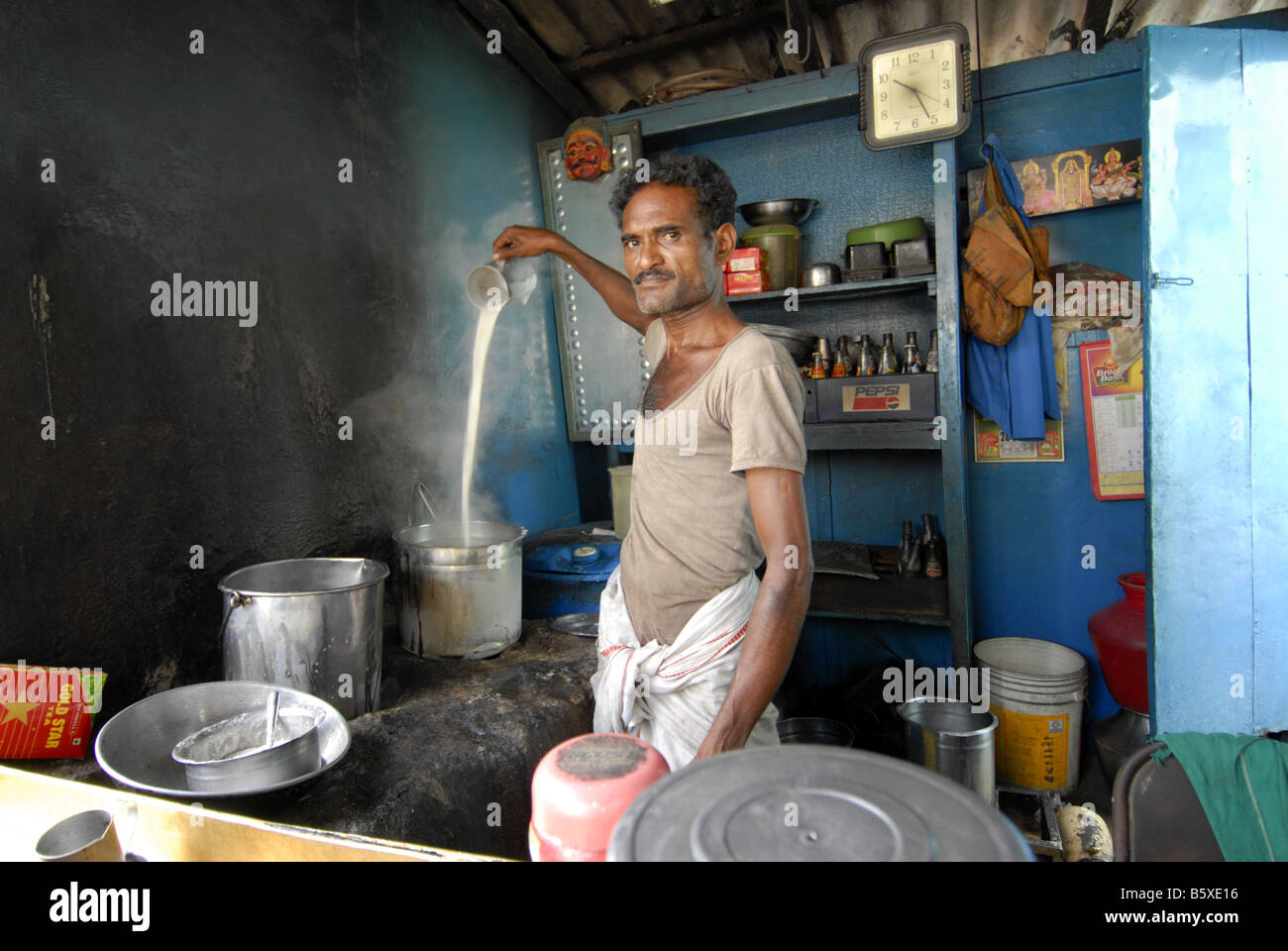 A TEA SHOP IN MADURAI TAMILNADU Stock Photo Alamy
