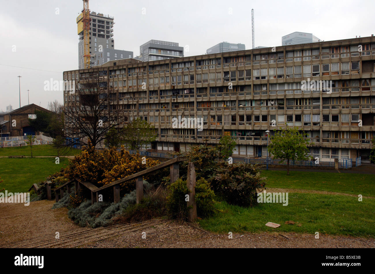 Robin Hood Gdns Estate with Canary Wharf in the background , Tower Hamlets Poplar London E14 Stock Photo