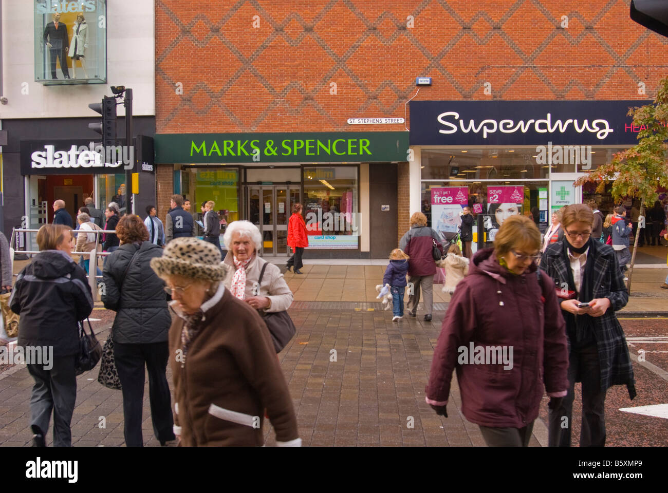 Road pedestrian crossing hi-res stock photography and images - Alamy