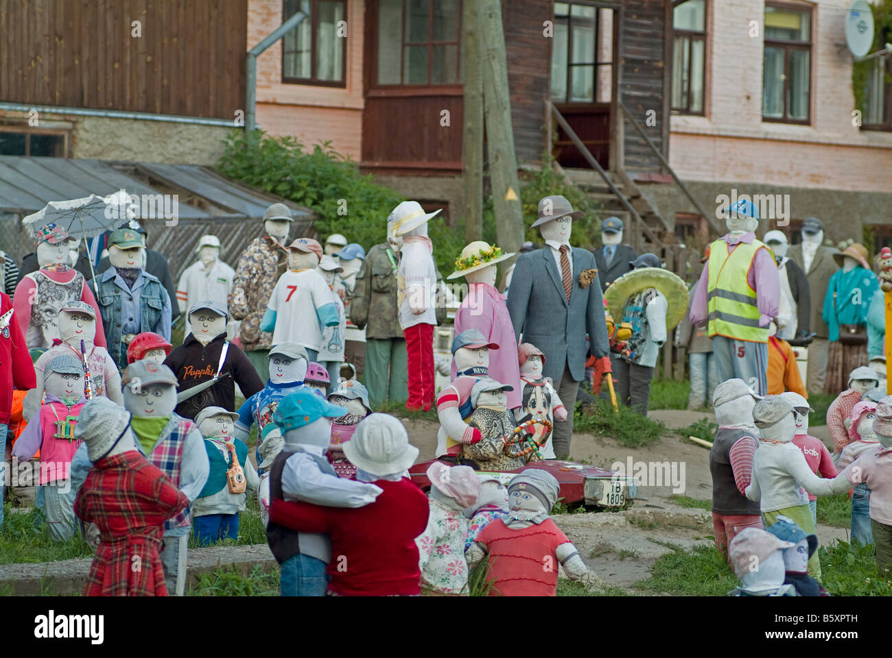 lots-of-dressed-dolls-in-garden-in-differenz-scenes-special-attraction