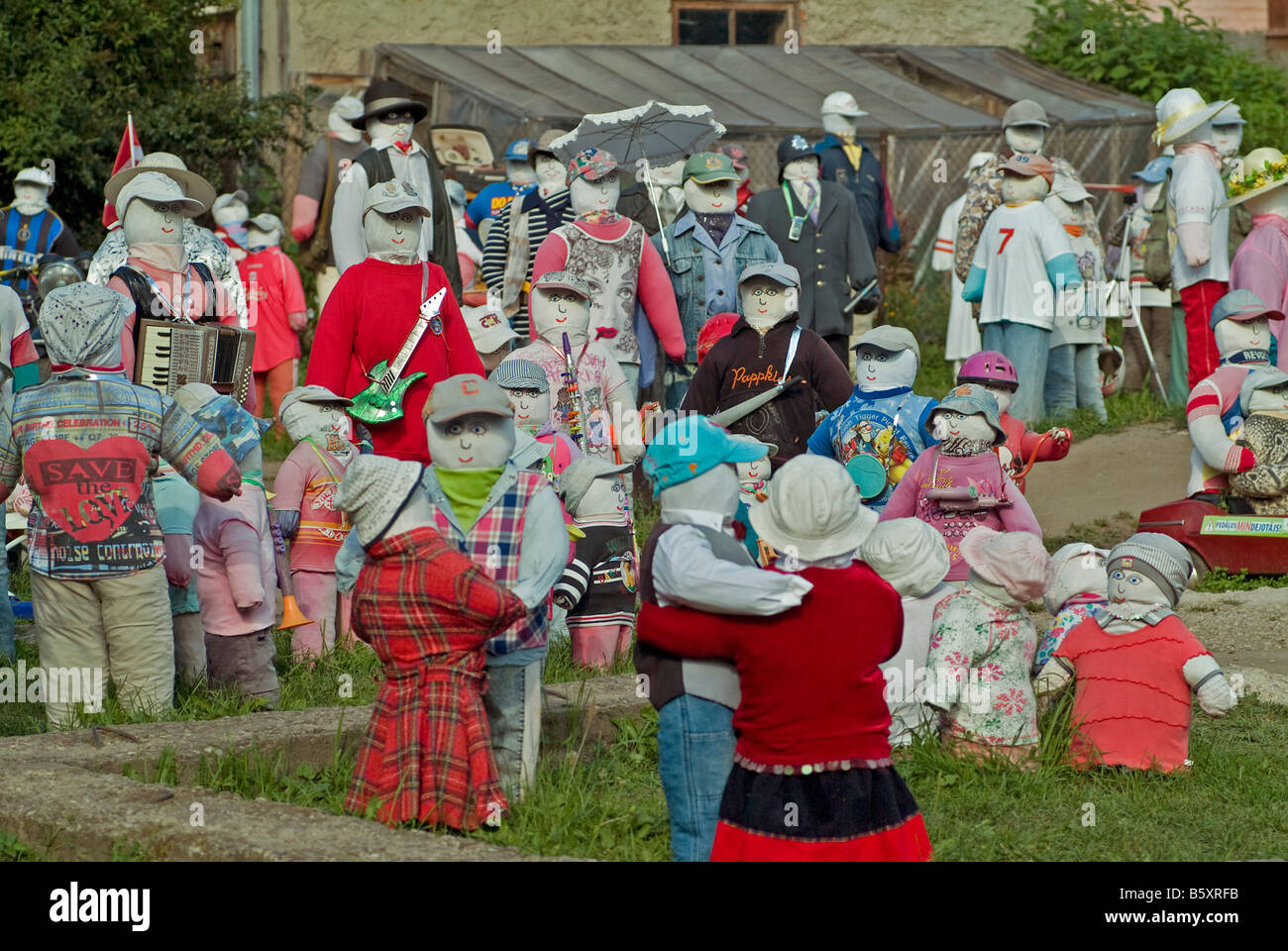 lots-of-dressed-dolls-in-garden-in-differenz-scenes-special-attraction