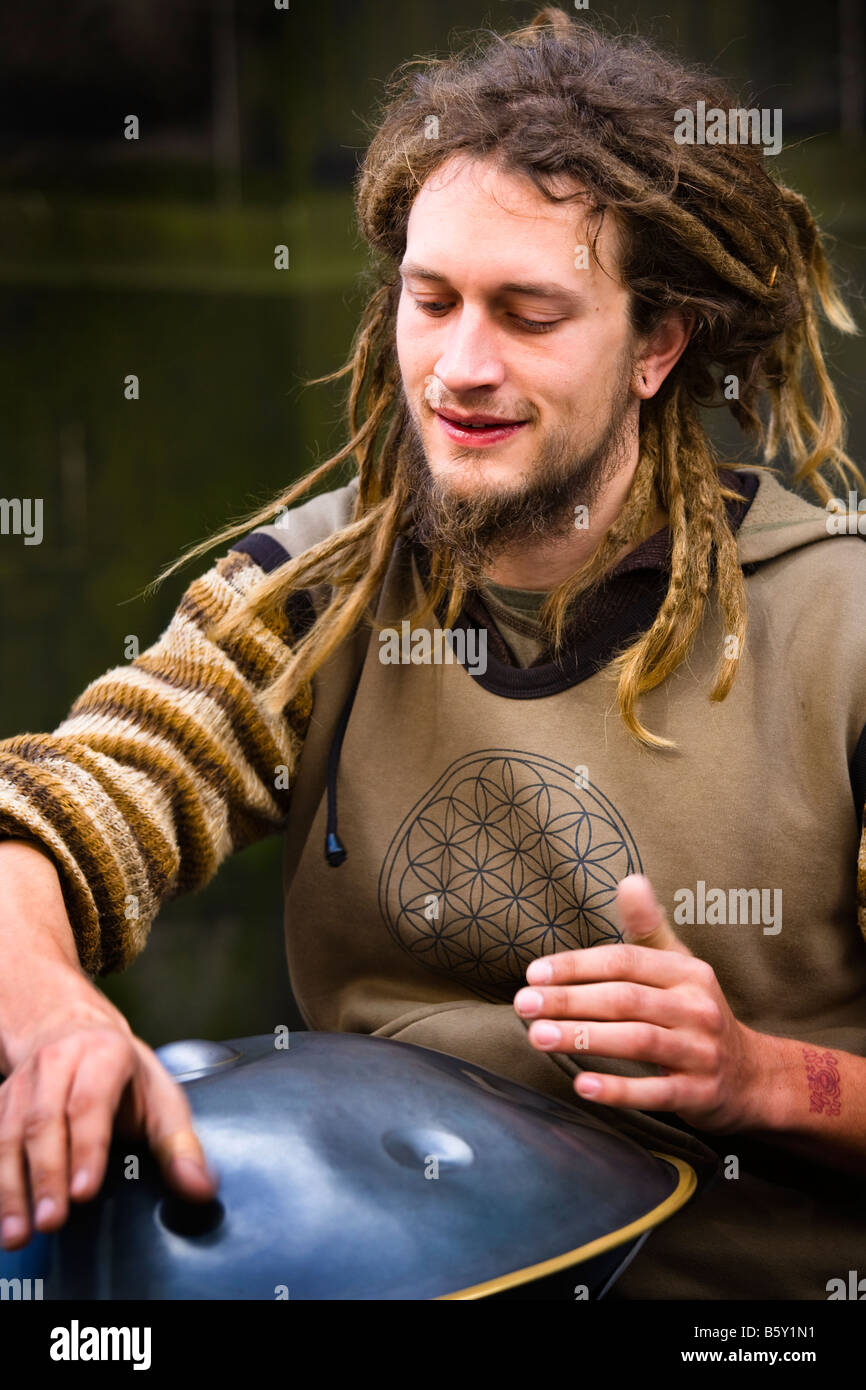 Musician from Hangplayinghedgemonkeys paying the percussion instrument Hang in a street session at the Edinburgh Fringe Festival Stock Photo