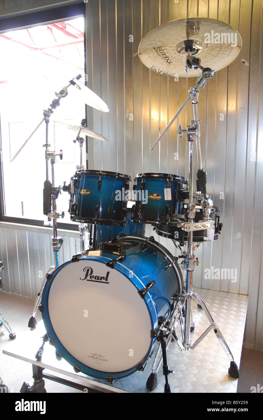 Pearl drums hi-res stock photography and images - Alamy