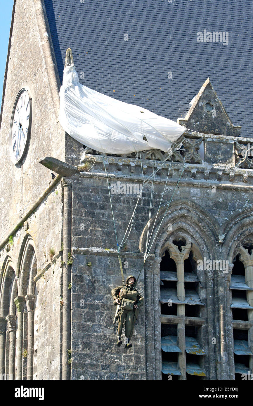U.S. 82nd airborne paratrooper John Steele (life size dummy) hanging by his parachute from Ste Mere Eglise,Normandy,France Stock Photo