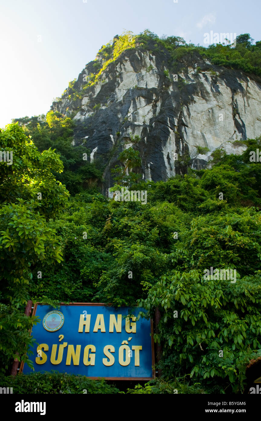 Entry to Hang Sung Sot in Halong Bay (Surprise Grotto), Bo Hon Island, Vietnam Stock Photo