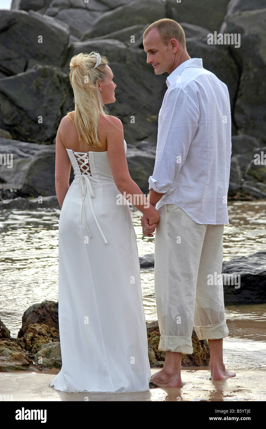 Bride and groom beach wedding hi-res stock photography and images - Alamy