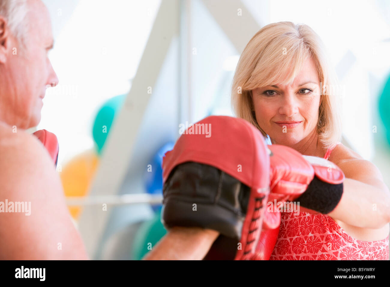 Женщина тренер по боксу. Бокс тренер женщина. Взрослая женщина тренер. Женщина тренер в 50. Бокс для женщин 50 лет.