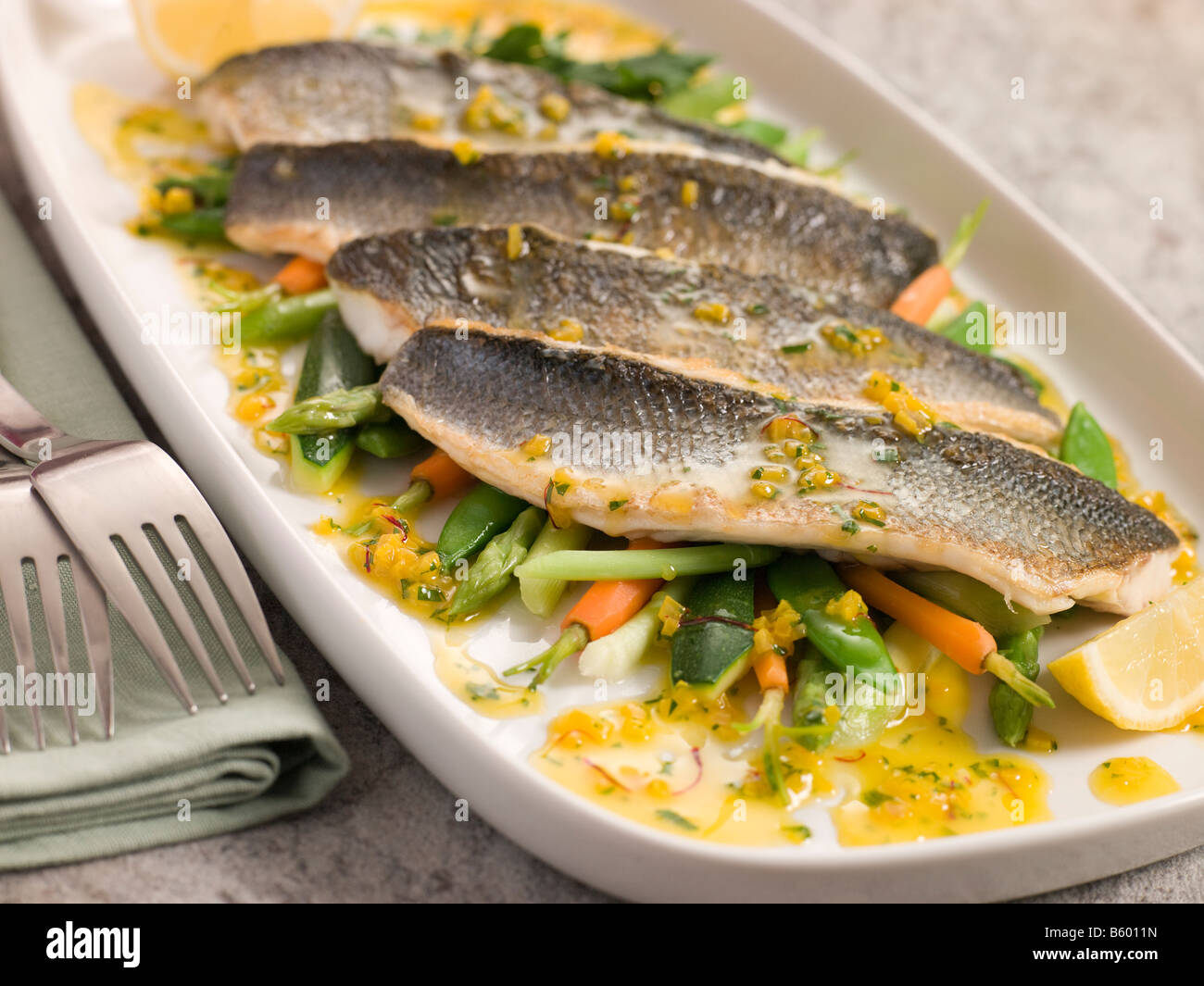 диетическая морская рыба. низкокалорийная рыба. морской карась дорадо. камбала тюрбо блюдо. дорадо с мидиями.