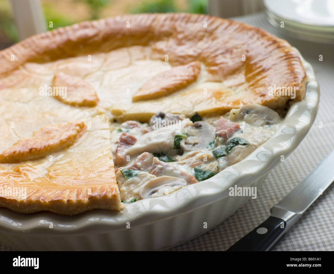 Chicken mushroom pie hi-res stock photography and images - Alamy