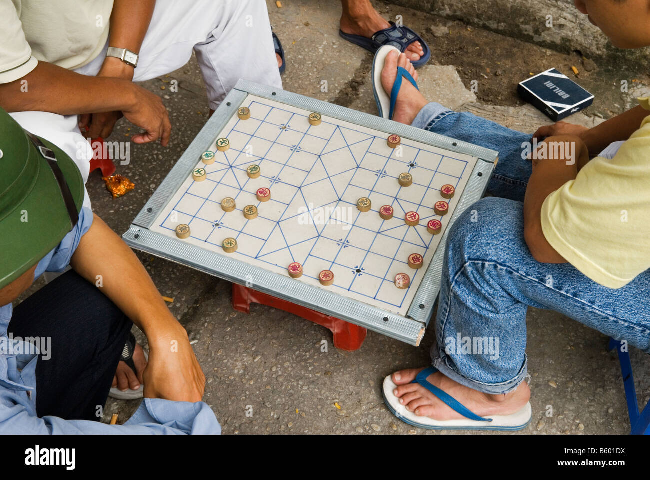 Dois Homens, Na Rua Em Hanói, Vietnã, Jogar Xiangqi, Popular Na Ásia Jogo  De Tabuleiro, Também Conhecido Como Xadrez Chinês. Foto Royalty Free,  Gravuras, Imagens e Banco de fotografias. Image 114892616