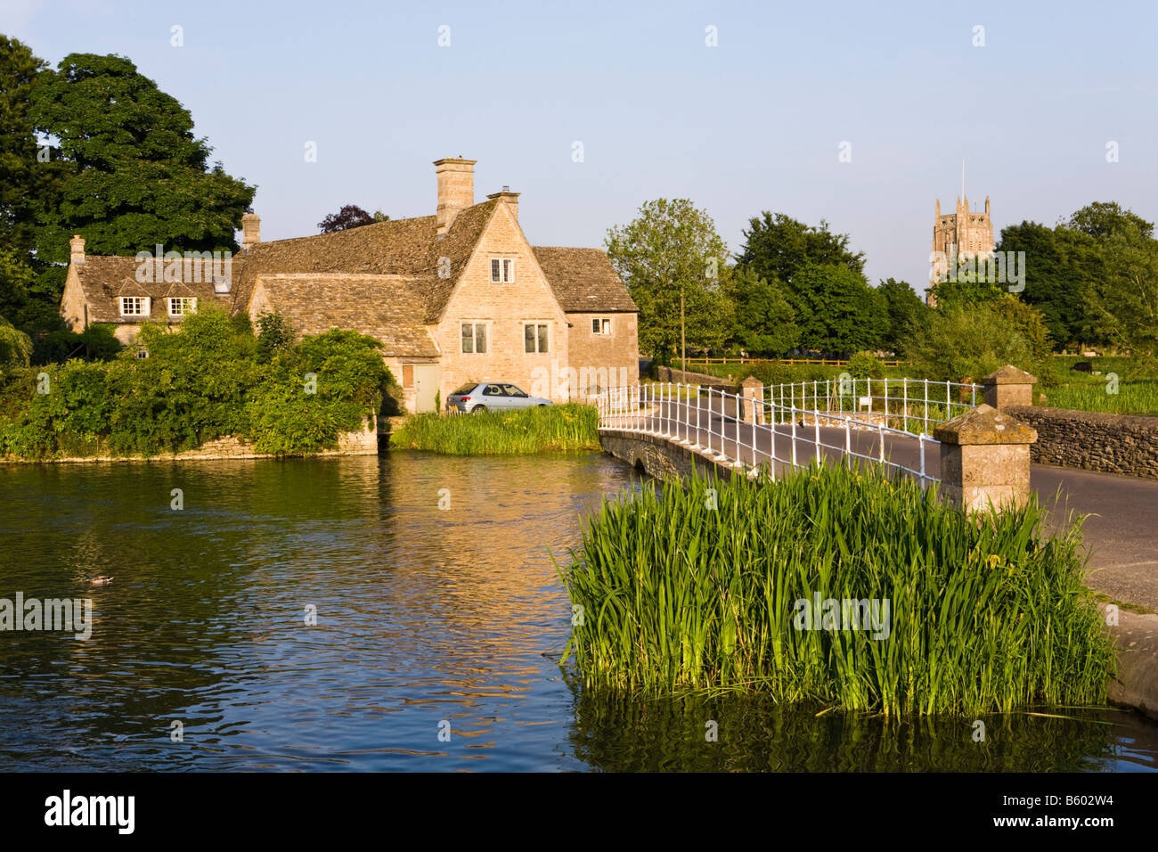 Evening sunlight on the River Coln at the Cotswold town of Fairford, Gloucestershire Stock Photo