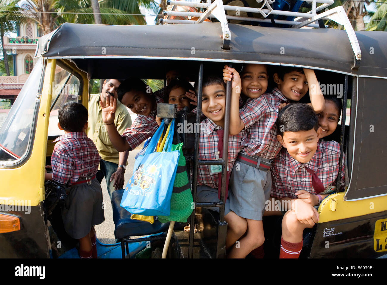 FORT COCHIN SCHOOL CHILDREN RICKSHAW Stock Photo - Alamy