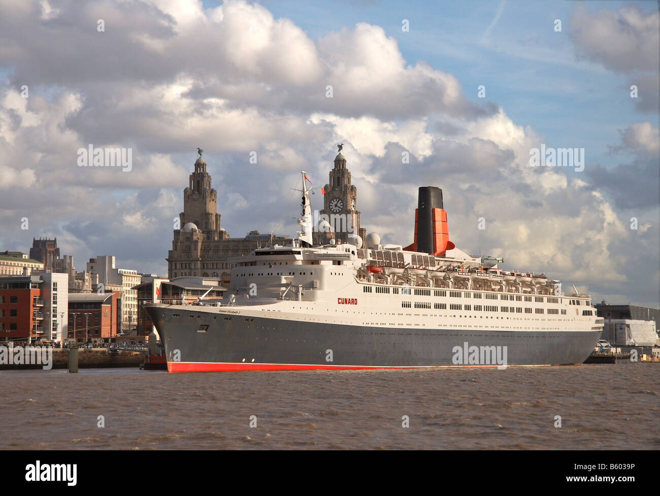 The QE2 cruise liner moored next the Liver Buildings on her final trip to the city in September 2008 Stock Photo