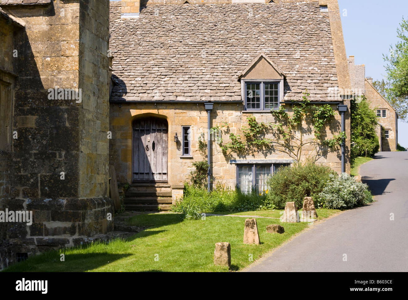 Cottages beside Snowshill Manor in the Cotswold village of Snowshill, Gloucestershire Stock Photo