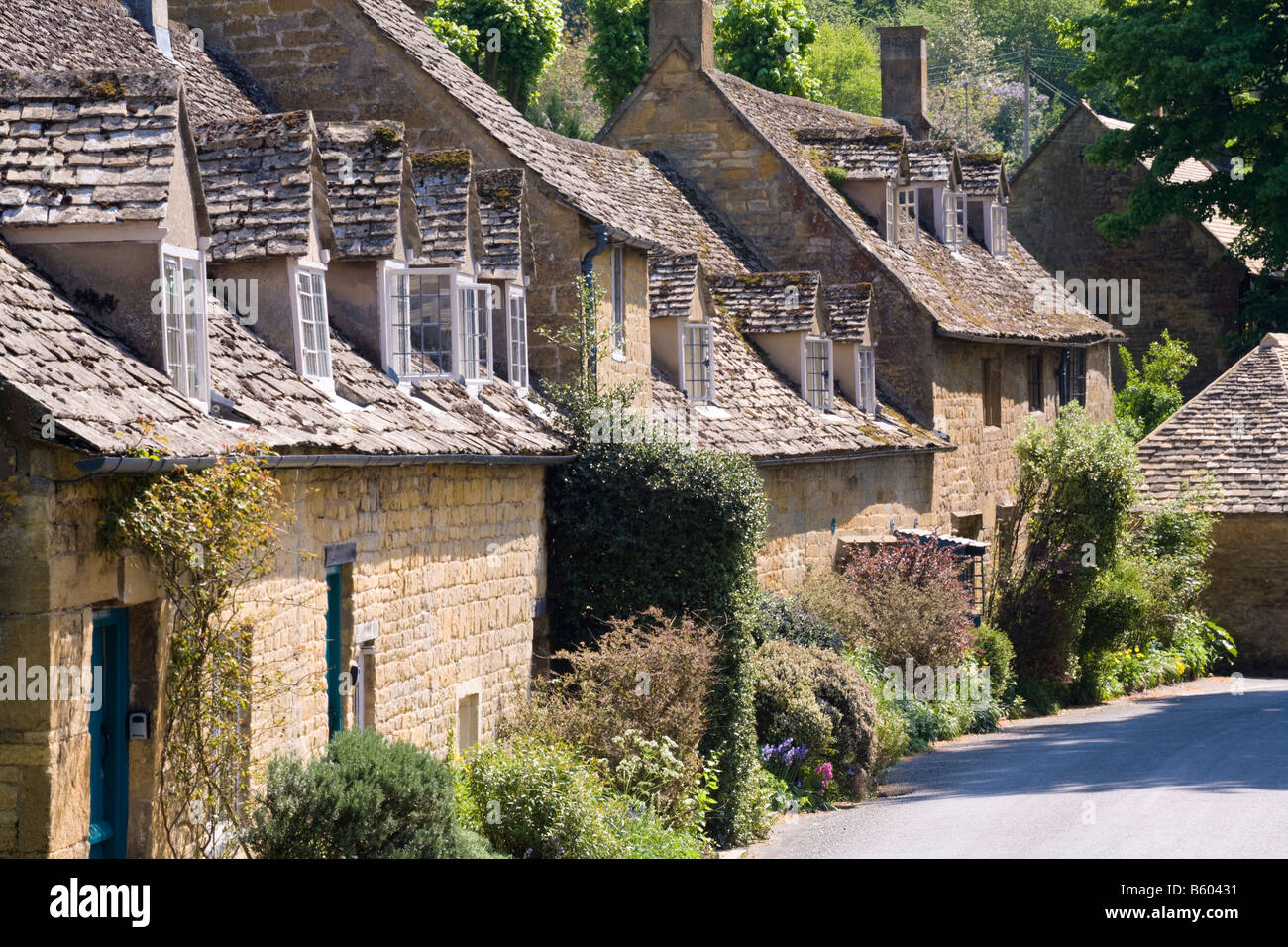 Typical cotswold cottages hires stock photography and images Alamy