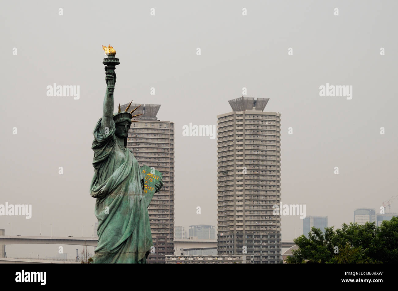 Statue of Liberty replica (erected in 2000) and Searea Odaiba Ichibangai  towers (finished in 2000). Odaiba island. Tokyo. Japan Stock Photo - Alamy