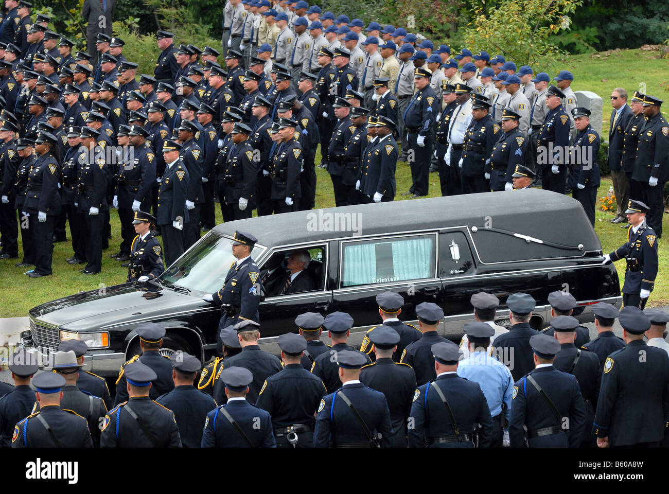 A hearst carries the casket of a New Haven Police Officer killed in the line of duty in Connecticut USA 2008 Stock Photo