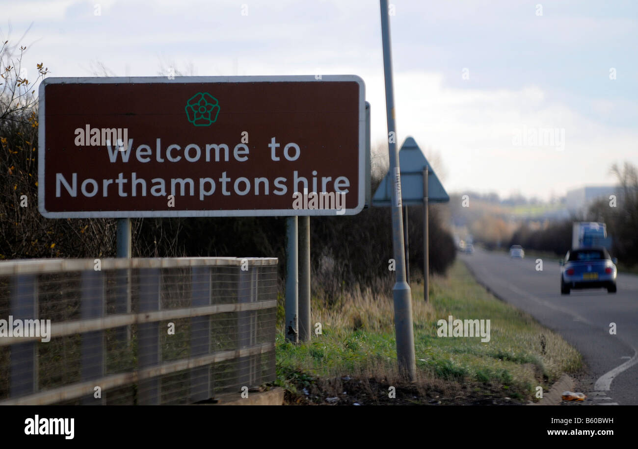 Welcome to Northamptonshire sign 22 11 2008 Credit Garry Bowden Stock Photo