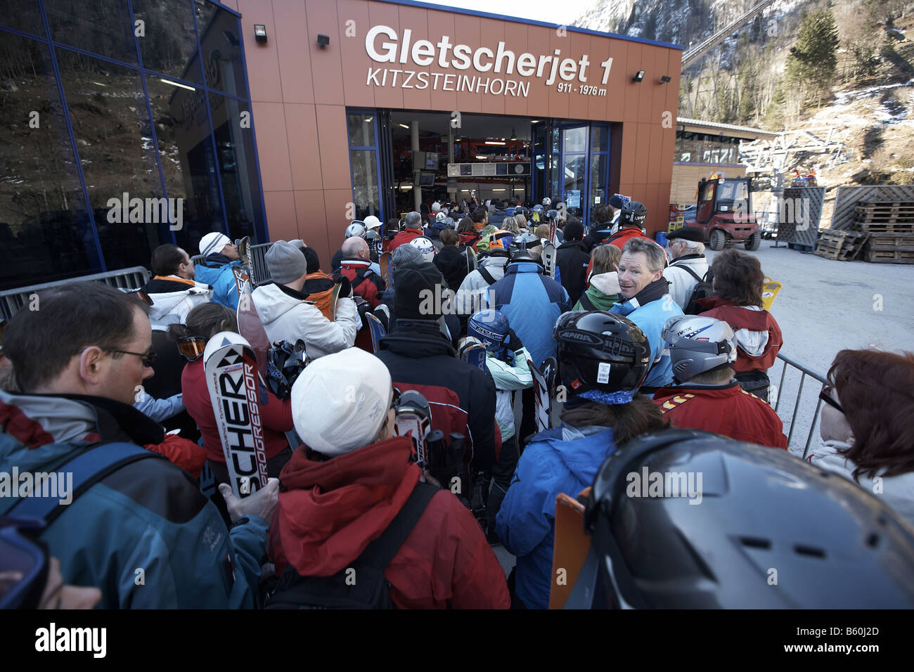Skiers queuing for ski lift Queuing for the Gletscherjet 1 ski lift to Kitzsteinhorn Kaprun Austria Europe Stock Photo