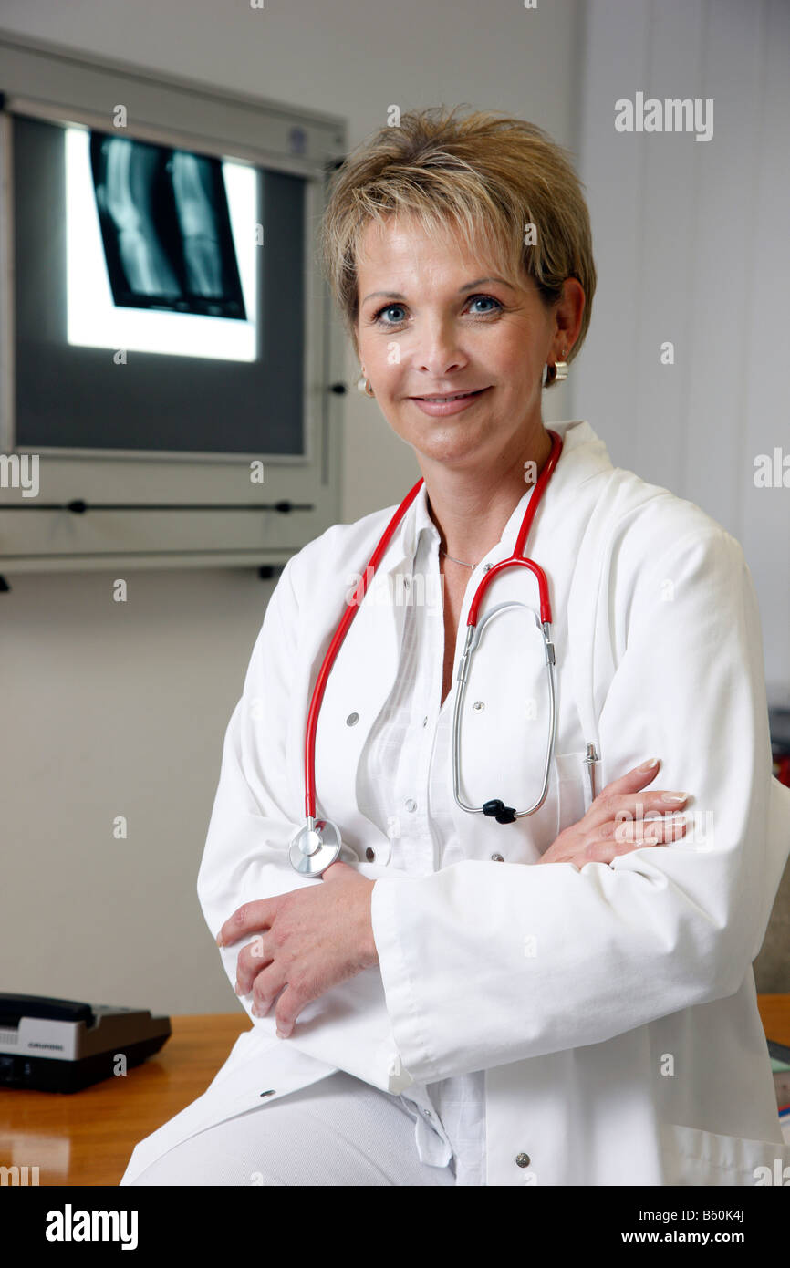 Female doctor hospital office hi-res stock photography and images - Alamy