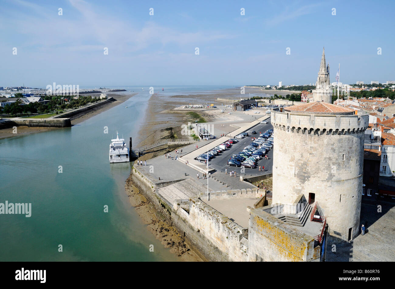 View towards the sea at low tide, Tour de la Chaine, Tour de la Lanterne, towers, harbour, La Rochelle, Poitou Charentes, France Stock Photo