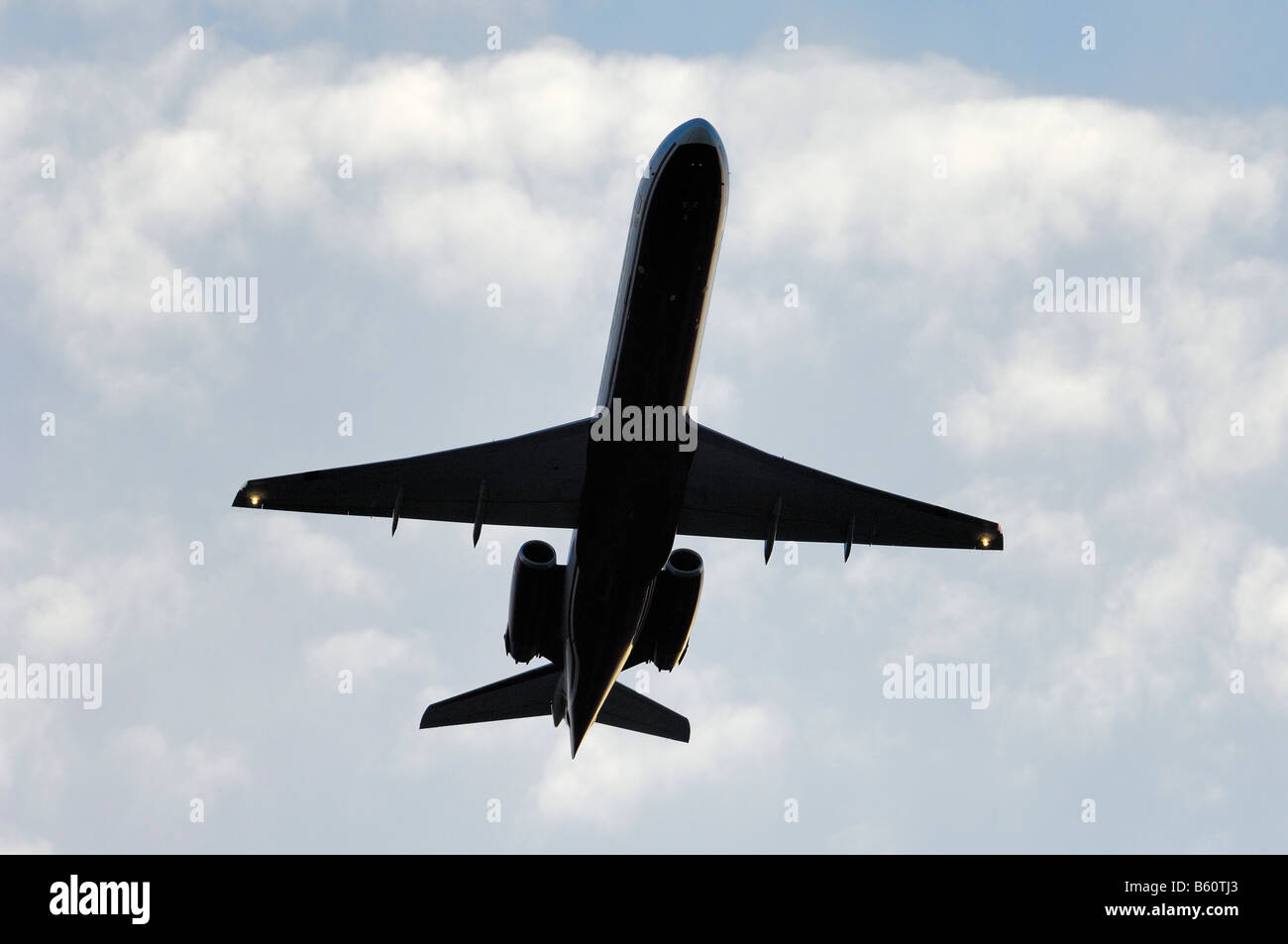 Planes flying overhead hires stock photography and images Alamy