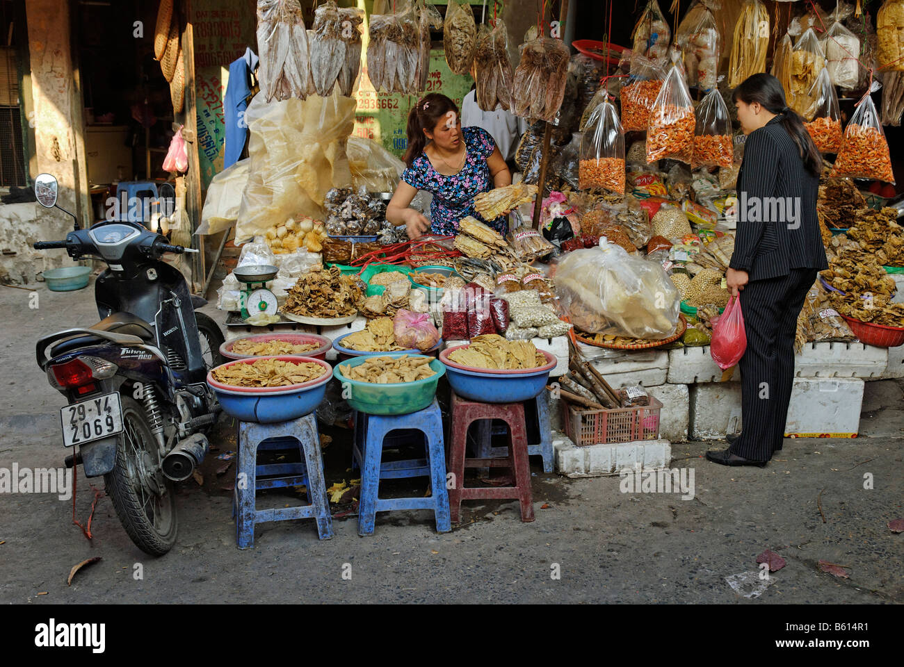 Vietnam food markets in hanoi hi-res stock photography and images - Alamy
