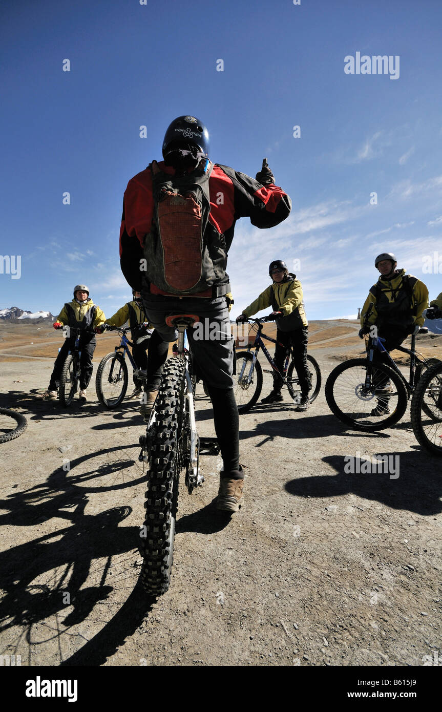 Leader instructing a group of mountainbikers before the descent, Deathroad, La Paz, Bolivia, South America Stock Photo