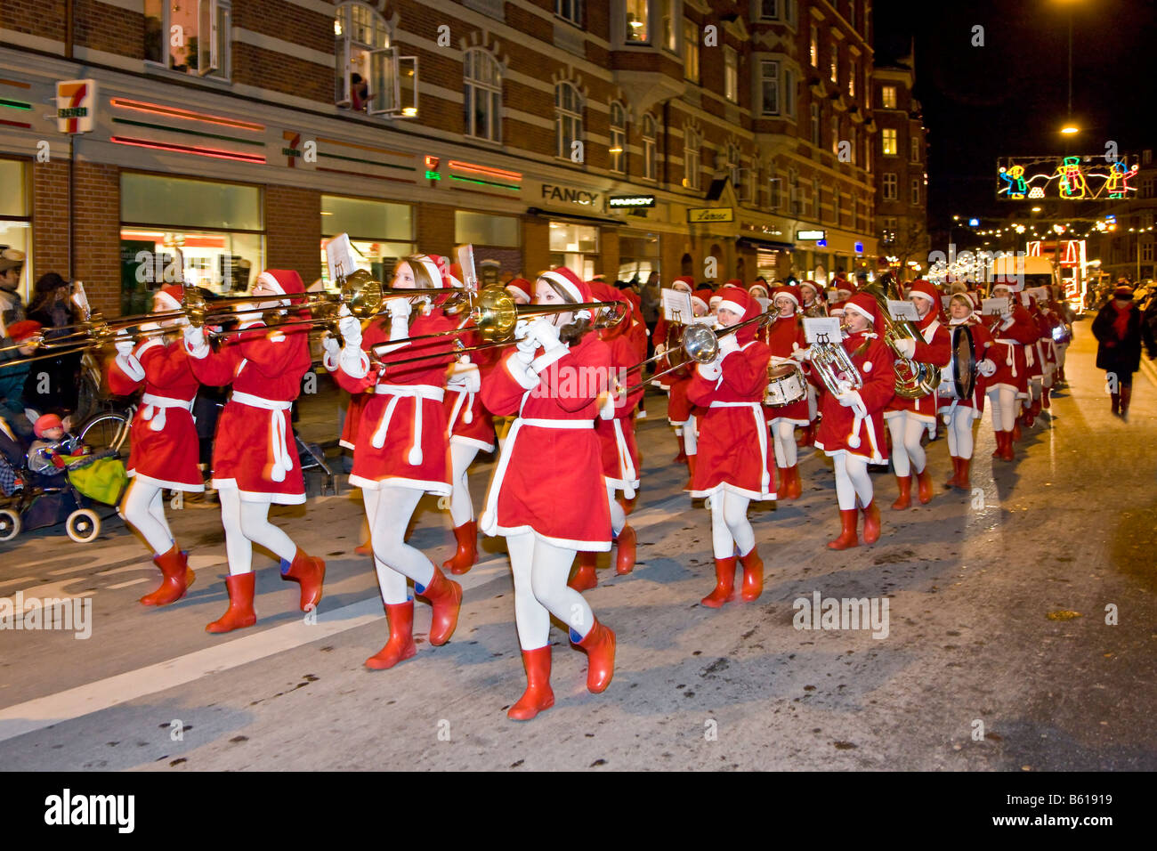 Dunnellon Christmas Parade 2022 Christmas Parade With Young Girls Playing Brass Band Music Stock Photo -  Alamy