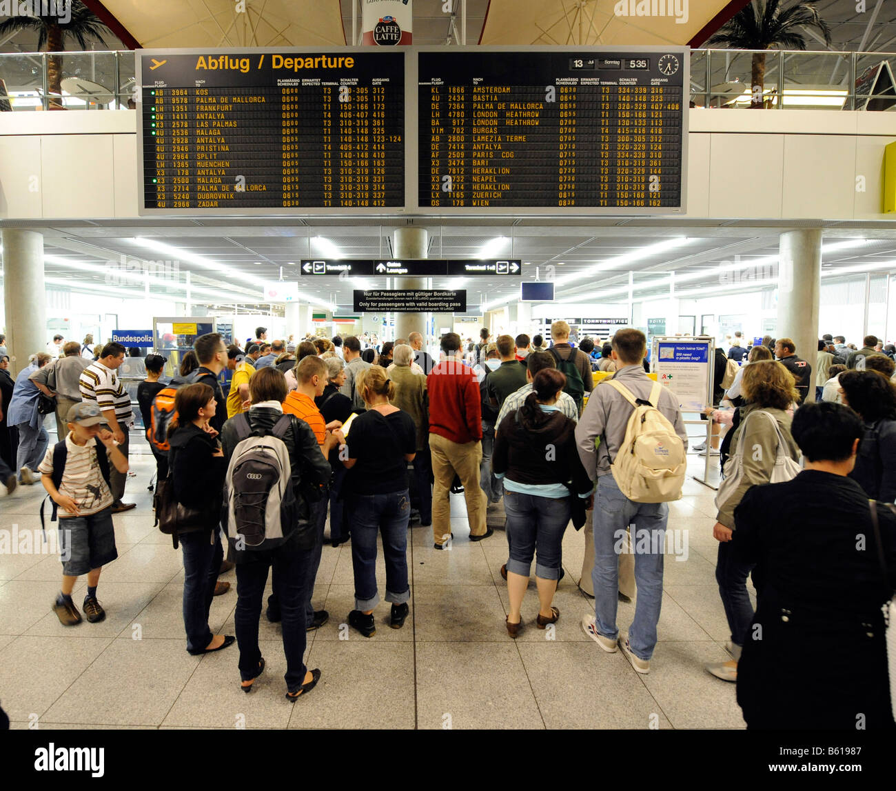 Passengers waiting in queues outside security controls, Stuttgart Airport,  Baden-Wuerttemberg Stock Photo - Alamy