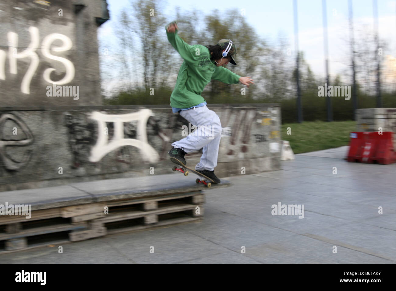 Skateboarder skateboarding skateboard statue hi-res stock photography and  images - Alamy