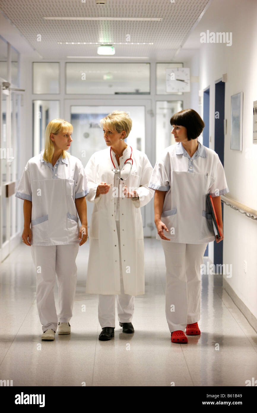 Doctor nurse hospital talking hi-res stock photography and images - Alamy