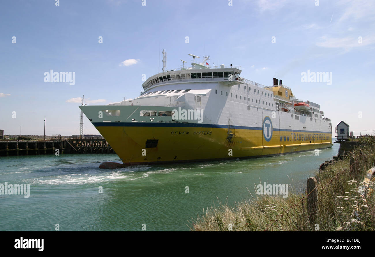 Ship newhaven harbour hi-res stock photography and images - Alamy