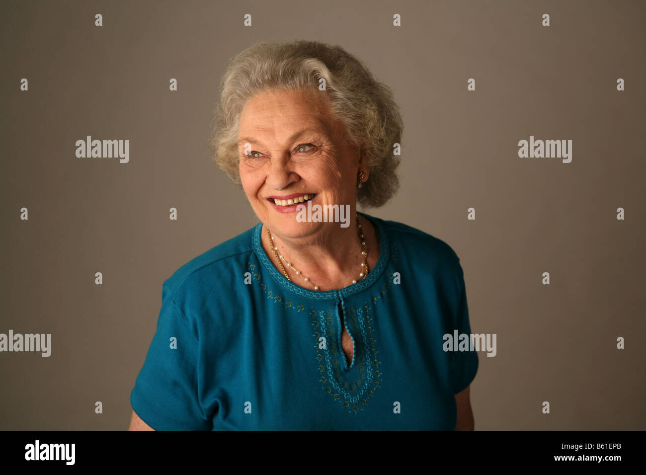 Widow former hi-res stock photography and images - Page 2 - Alamy